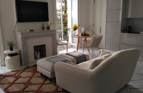 Old Town Wohnung | Ideale Lage, prächtiges Studio, toller Meerblick, in einem alten Palast mit Park