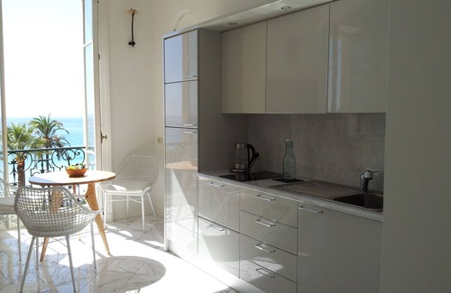 Old Town Wohnung | Ideale Lage, prächtiges Studio, toller Meerblick, in einem alten Palast mit Park