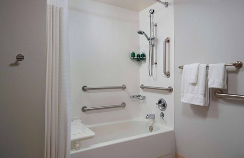 Norcross Hotel | Ideal Mix of Value, Comfort and Convenience! 2 Family-friendly Units, Pool
