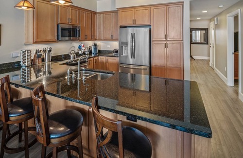 Sandpoint Eigentumswohnung | Ideal Seasons Waterfront Condo | Spa, Beach, Hot Tub, Pool, Marina