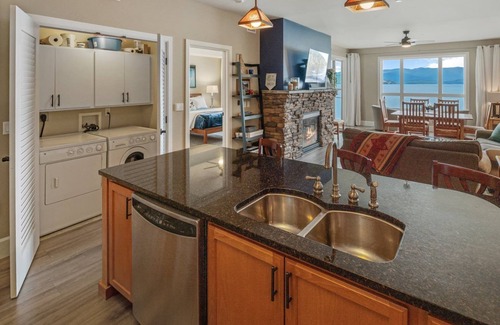 Sandpoint Eigentumswohnung | Ideal Seasons Waterfront Condo | Spa, Beach, Hot Tub, Pool, Marina