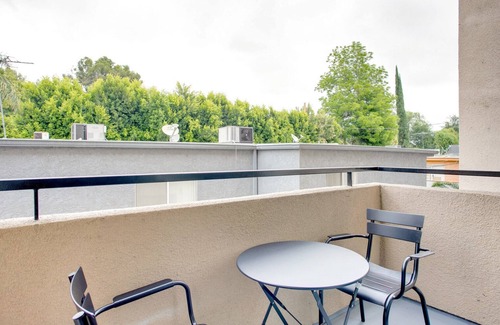 Sherman Oaks Wohnung | Ideal Sherman Oaks 2BR w/W/D, near WF & TJ, by Blueground