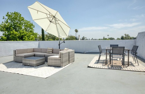 Sherman Oaks Wohnung | Ideal Sherman Oaks 2BR w/W/D, near WF & TJ, by Blueground