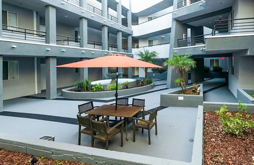 Sherman Oaks Wohnung | Ideal Sherman Oaks 2BR w/W/D, near WF & TJ, by Blueground