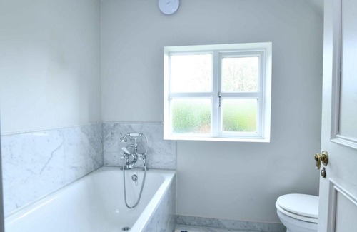 Ablington Villa | Idyllic Cotswold stone cottage with private garden, views and modern conveniences