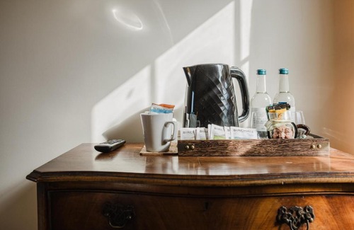 Axford Wohnung | Idyllic Foodie Retreat above The Silks Pub!