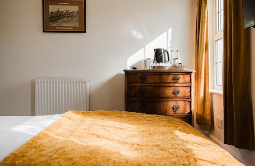 Axford Wohnung | Idyllic Foodie Retreat above The Silks Pub!