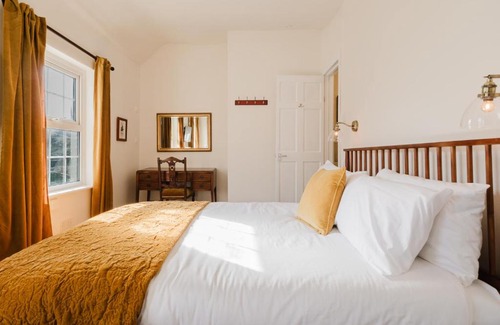 Axford Wohnung | Idyllic Foodie Retreat above The Silks Pub!