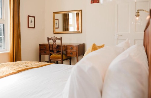 Axford Wohnung | Idyllic Foodie Retreat above The Silks Pub!