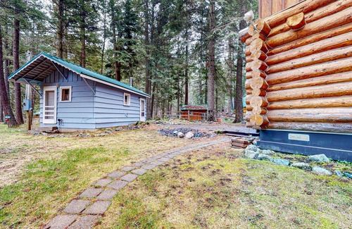 Enterprise Haus | Idyllic mountain view cabin with wood fireplace, front deck, bikes, & gas grill