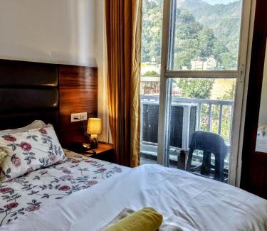 Tapovan Wohnung | Ima Ganga Hotel - Aesthetic, Quite Mountain View Rooms with netflix, free airport pickup for 7 or more nights booking