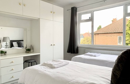 Droylsden Haus | Immaculate 3-Bed Travel nest unavailable