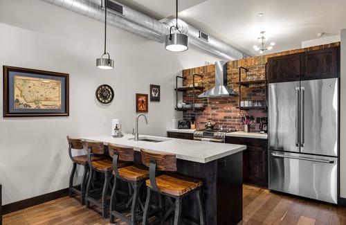 Whitefish Eigentumswohnung | Immaculate loft condo steps to shops, restaurants, Whitefish River and Whitefish Lake