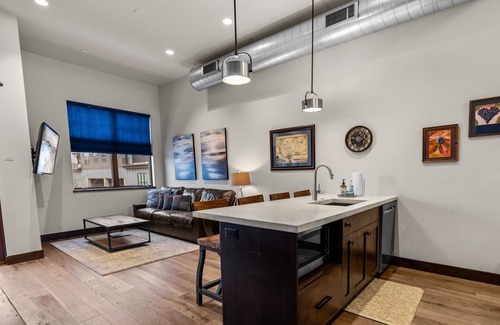 Whitefish Eigentumswohnung | Immaculate loft condo steps to shops, restaurants, Whitefish River and Whitefish Lake