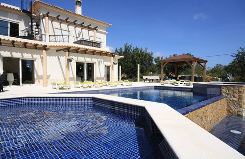 Olhao Villa | Makellose und luxuriöse moderne Villa mit großem Infinity-Pool und Spa (für 10 Personen)