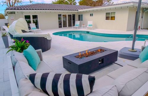 Dolphin Isles Haus | Immaculate Pool House - Only Two Blocks to the Beach!!!!