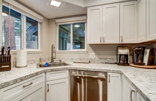 Montgomery Estates Kabine | Das Bear Creek Cabin ist ein makelloser Tahoe-Rückzugsort mit 2 Schlafzimmern.