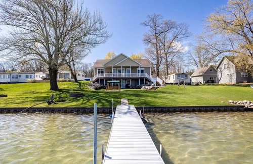 Moscow Haus | Immaculate Waterfront Cottage on Silver Lake in Irish Hills