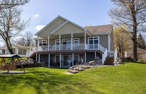 Moscow Haus | Immaculate Waterfront Cottage on Silver Lake in Irish Hills