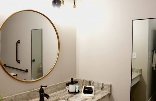 Willoughby Hills Haus | Immaculate13-Suite Rustic-Chic Inn with Stunning Valley Views!