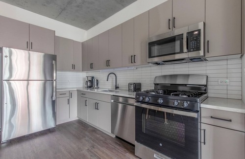 Killgubbin Wohnung | Impeccable River North 1BR w/ Yoga Studio, nr Riverwalk, by Blueground