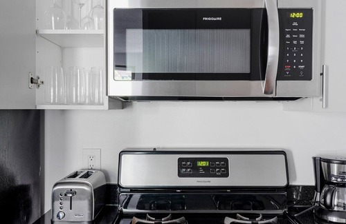 Cardozo Wohnung | Impeccable U Street 1BR w/ Gym & W/D, nr Metro & Dining, by Blueground