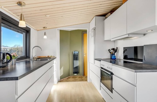 Logstor Haus | In 1st row and only 100 m from the beach, this light-flooded vacation home welcomes you.