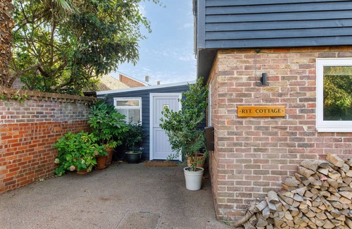 Bosham Haus | In the heart of Bosham. Check out our reviews from our other property!
