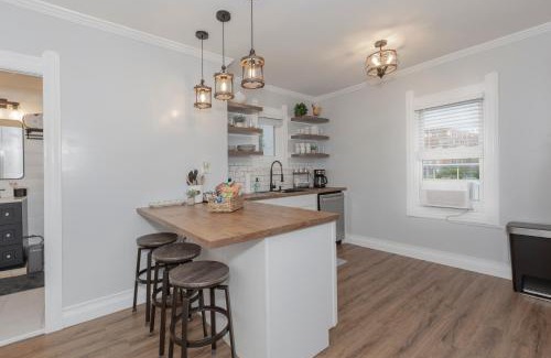 Little Italy Wohnung | In the heart of Little Italy! Free Parking!