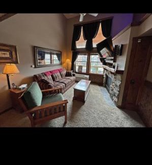 Snowshoe Wohnung | In the Heart of the Village Ski In Out