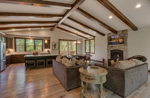 Tahoe Vista Haus | In den wilden Wäldern: 4 BR / 2. 5 BA vier Schlafzimmer in Tahoe Vista, Schlafmöglichkeiten f��r 11