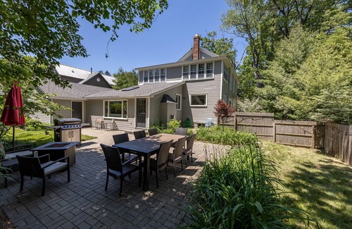 Saugatuck Haus | In-Town Saugatuck. Strandnähe / Spaziergang in die Stadt / Schlafmöglichkeiten für 10. Schöner Garten / Feuerstelle.