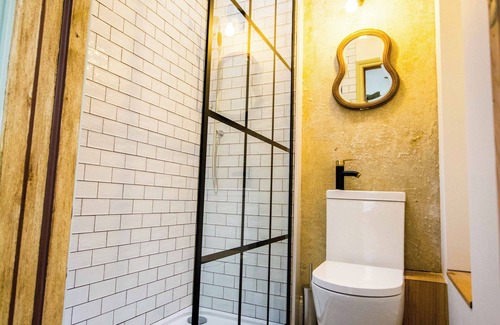 Crewkerne Wohnung | Incredible loft apartment with everything. Full service option.