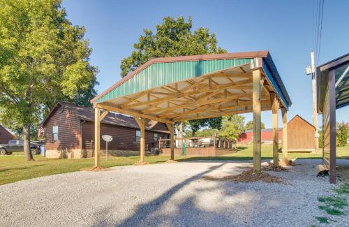 Vian Haus | Incredible Log Home 1 Mile from Lake Tenkiller