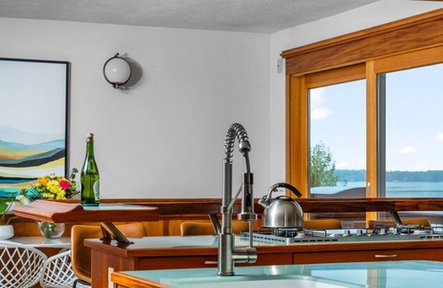 Suttons Bay Haus | Atemberaubendes Haus am Wasser an der West Bay - M22