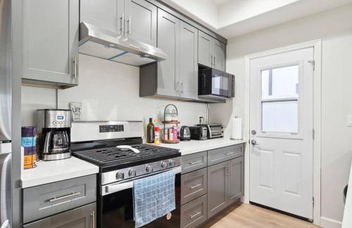 Midway City Haus | Incredible Value for 12 guests, New 3BR Home by Disneyland, Knott's, Beach