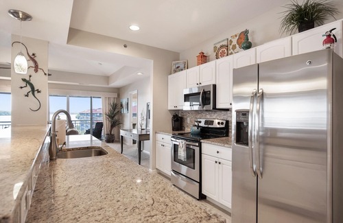 Lake Ozark Eigentumswohnung | Incredible View from this 3-Suite Palisades Lux Condo Screened-Deck, Next2 Pool!