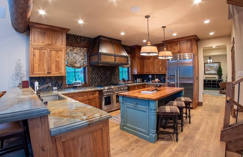 Crested Butte Haus | INCREDIBLE views 1 block to ski area, free bus to town, hot tub,