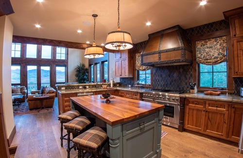 Crested Butte Haus | INCREDIBLE views 1 block to ski area, free bus to town, hot tub,
