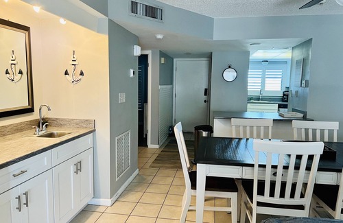 Ormond Beach Eigentumswohnung | Indies House Sought After Beachfront Condo w Pool near shopping and restaurants
