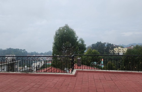 Kodaikanal Hütte | Indipendent villa with a beautiful view of the city and the forest.