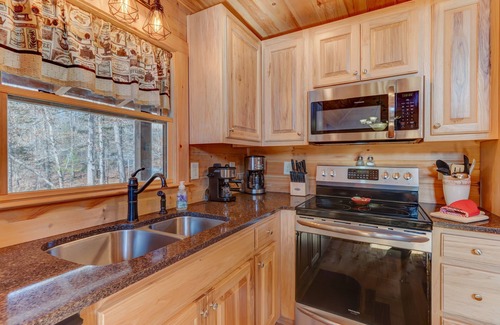 Eagle Mountain Kabine | Heated Indoor Pool - Hot Tub 6 Seater - Fire Pit - Wineries - Pickleball - Gym