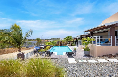 Boegoeroei Wohnung | Infinity POOL* Close TO EAGLE BEACH*