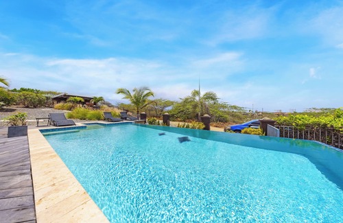 Boegoeroei Wohnung | Infinity POOL* Close TO EAGLE BEACH*