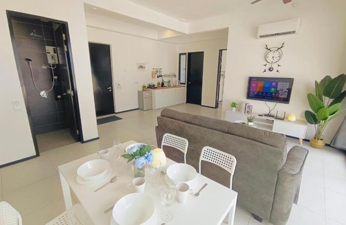 George Town Wohnung | Infinity Pool, Georgetown, Up to 11 Pax, 2 Bedrooms, 2 Bathrooms, 2 Car Parks by Star Home