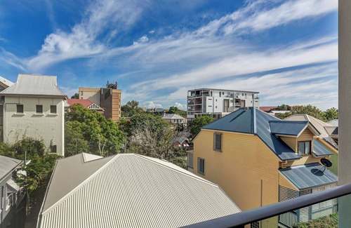 Spring Hill Wohnung | Inner City Gem. Right next to the St Andrews Hospital and Roma Street Parklands.