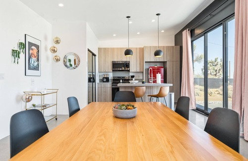 Yucca Valley Haus | Insta-worthy Mars Tiny Home~Cowboy Pool~ Hot Tub~ Fire Pit