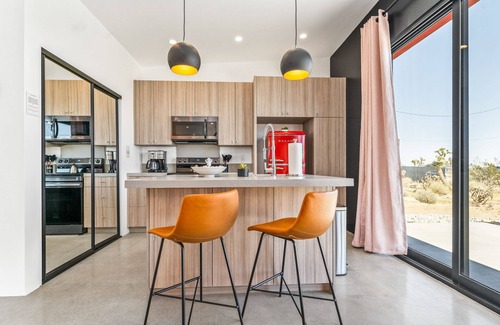 Yucca Valley Haus | Insta-worthy Mars Tiny Home~Cowboy Pool~ Hot Tub~ Fire Pit