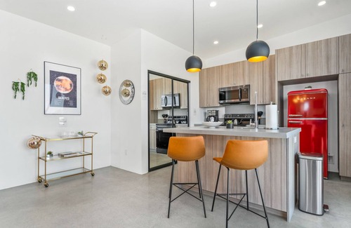 Yucca Valley Haus | Insta-worthy Mars Tiny Home~Cowboy Pool~ Hot Tub~ Fire Pit