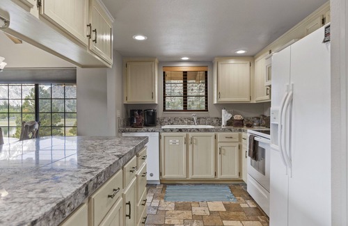 June Lake Eigentumswohnung | Interlaken 32 overlooking the lake and Sierra.